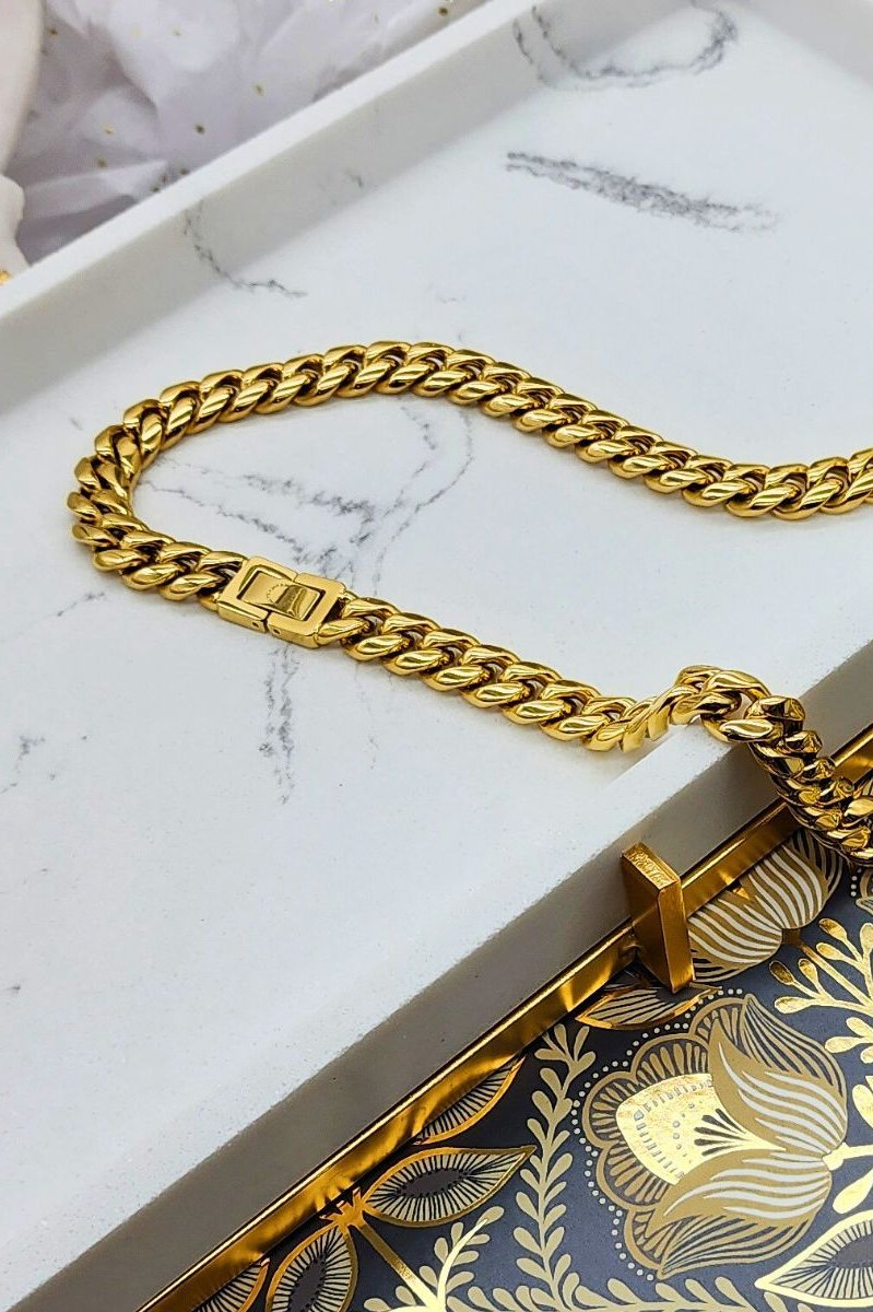 Stunning 10mm-wide Men's Cuban Link Chain in a dazzling gold finish.