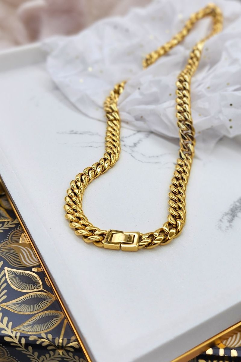 Stunning 10mm-wide Men's Cuban Link Chain in a dazzling gold finish.